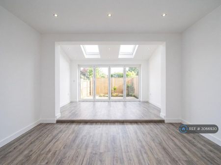 4 bedroom semi-detached house to rent - Photo 2