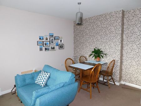 2 bedroom apartment to let - Photo 4