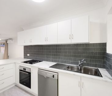 Freshly Updated Top-Floor Apartment in Prime New Farm Location - Photo 4