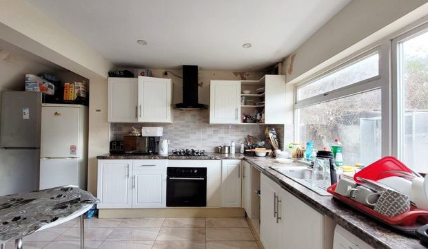 Lansbury Avenue, Edmonton, London N18 - Photo 1