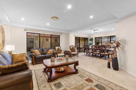 A Beautiful Waterfront Large Family Home in Hope Island - Photo 4