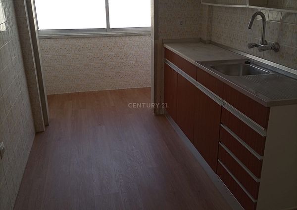 Apartamento T1 para Arrendamento no Forte da Casa