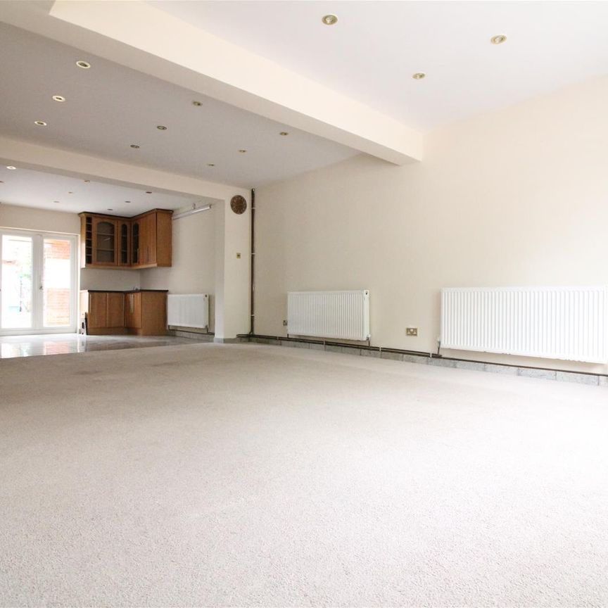 Fern Lane, Hounslow - Photo 1
