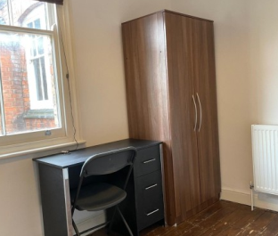 1 bedroom in a house share to rent - Photo 2