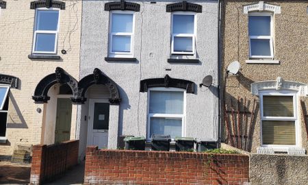 Fantastic House with Amazing Garden! Room 2 - Photo 4