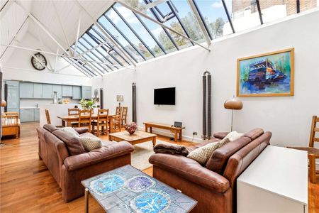 A very spacious two bedroom coach house, tucked away on one of Clapham's most premier roads. - Photo 2