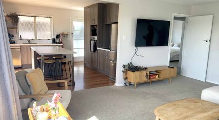 Immaculate fully furnished modernised 2 bedroom townhouse in prime location! - Photo 5