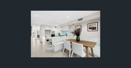 Immaculate Townhouse with Harbour Views and Private Outdoor Spaces - Photo 4