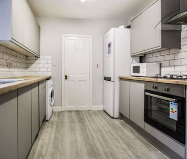 A Four Bedroom Detached House in Winton!! - Photo 3