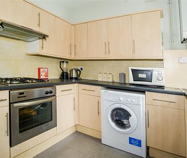 3 bedroom flat to rent - Photo 4