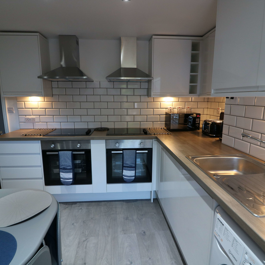 OX Living is proud to present this high-quality 6-bedroom co-living property, perfect for working professionals looking for stylish, stress-free living. Room 4 - Photo 1