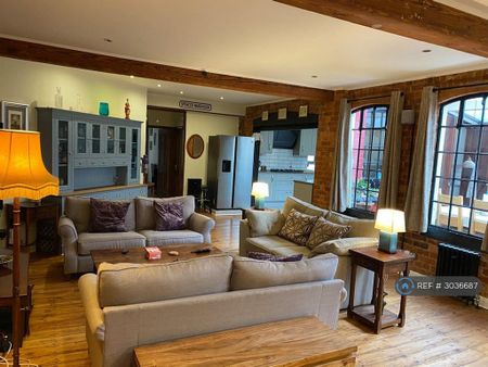 1 bedroom in a flat share to rent - Photo 2