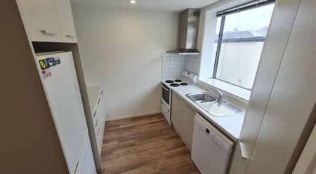 Premier Location, Sunny 3 Bedroom Home! - Photo 5