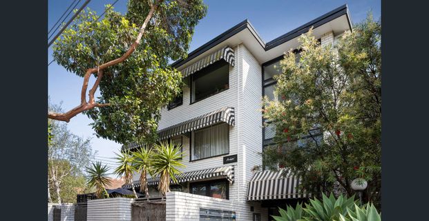 Top-Floor Tranquillity with Panoramic Leafy Views – FULLY FURNISHED - Photo 1