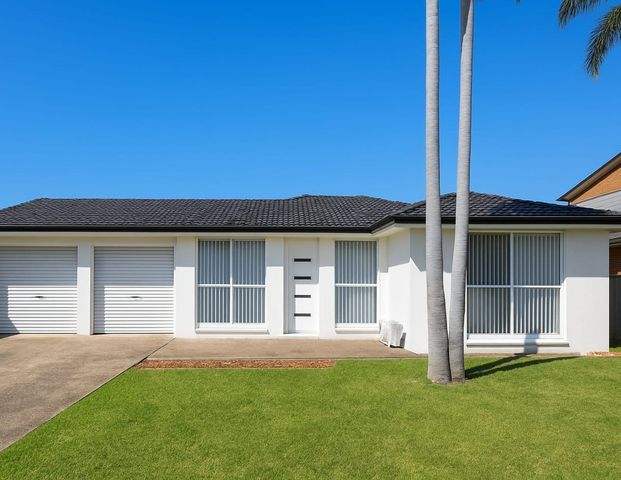 Fully renovated 5 bedroom 2 bathroom ready to move in - Photo 1