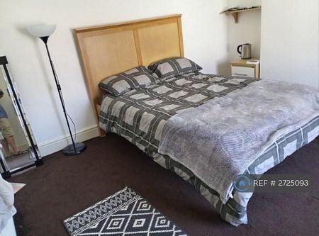 1 bedroom in a house share to rent - Photo 4