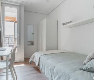 Room in a shared 6-bedroom apartment for rent in Palacio - Photo 6