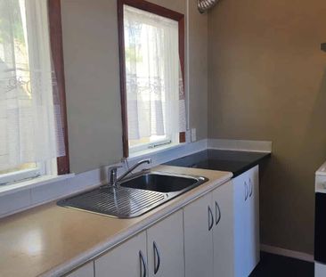 Spacious 4-Bedroom Home – Close to Schools & Shops - Photo 3