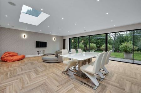 A recently refurbished four bedroom house on the prestigious Wentworth Estate. - Photo 5