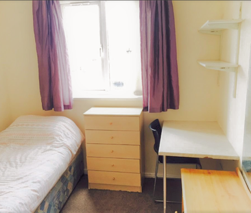 5 bedroom end of terrace house to rent - Photo 4