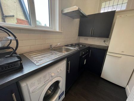 1 bedroom in a house share to rent - Photo 2
