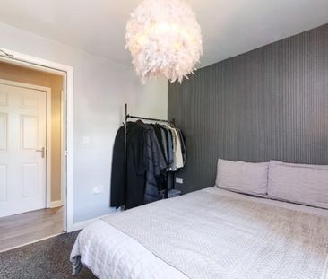 2 bedroom Flat To Let - Photo 1