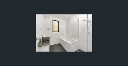 SPACIOUS FIVE-BEDROOM TOWNHOUSE IN PRIME TOOWONG LOCATION - Photo 5