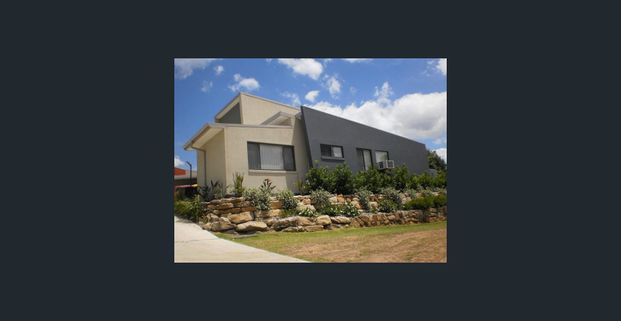 Split level 3 bedroom townhouse - Photo 1