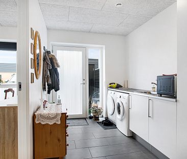 Indflytningsklart rækkehus, med kort afstand til hverdagens fornøde... - Photo 2