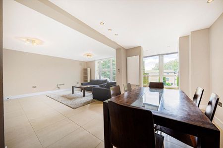 A beautifully presented apartment in a private gated block in prestigious St John’s Wood with 24-hour porterage - Photo 2