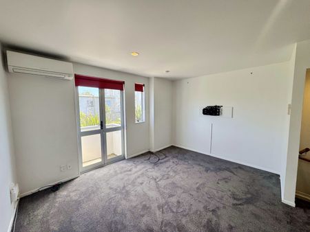 Convenient Glen Eden Living – 3 Bed Townhouse with Garage - Photo 2