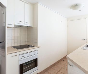 Open-plan, one-bedroom apartment, freshly painted and featuring dis... - Photo 3
