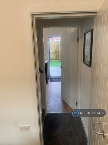 3 bedroom terraced house to rent - Photo 2