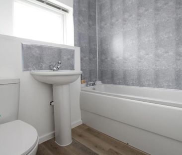 This one bedroom house has been refurbished to a modern standard an... - Photo 4