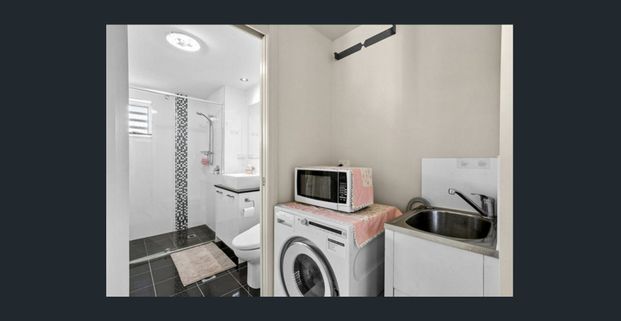 Spacious & Modern Second-Floor Unit in a Quiet, Leafy Complex - Photo 1