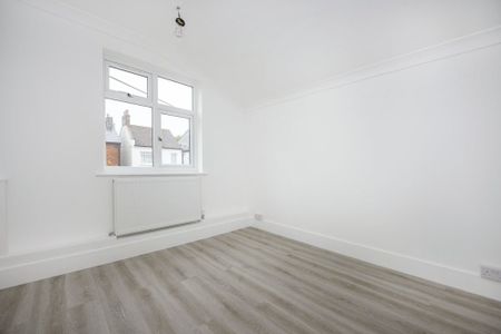 3 bedroom flat to rent - Photo 2