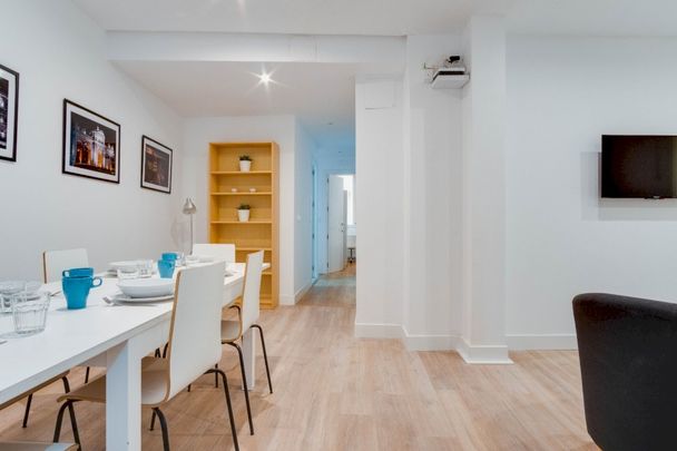 Charming room in Fernán Gonzalez Street - Photo 1