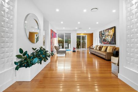 Fully Furnished, Beautiful Renovated Home, Great Location, Pool, Pet friendly - Photo 4