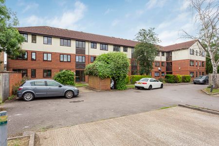 Scotts Avenue, Sunbury-on-Thames, Surrey, TW16 7ES - Photo 2