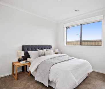 Modern 4-Bedroom Family Home Moments from Pasadena Shopping Centre!! - Photo 6