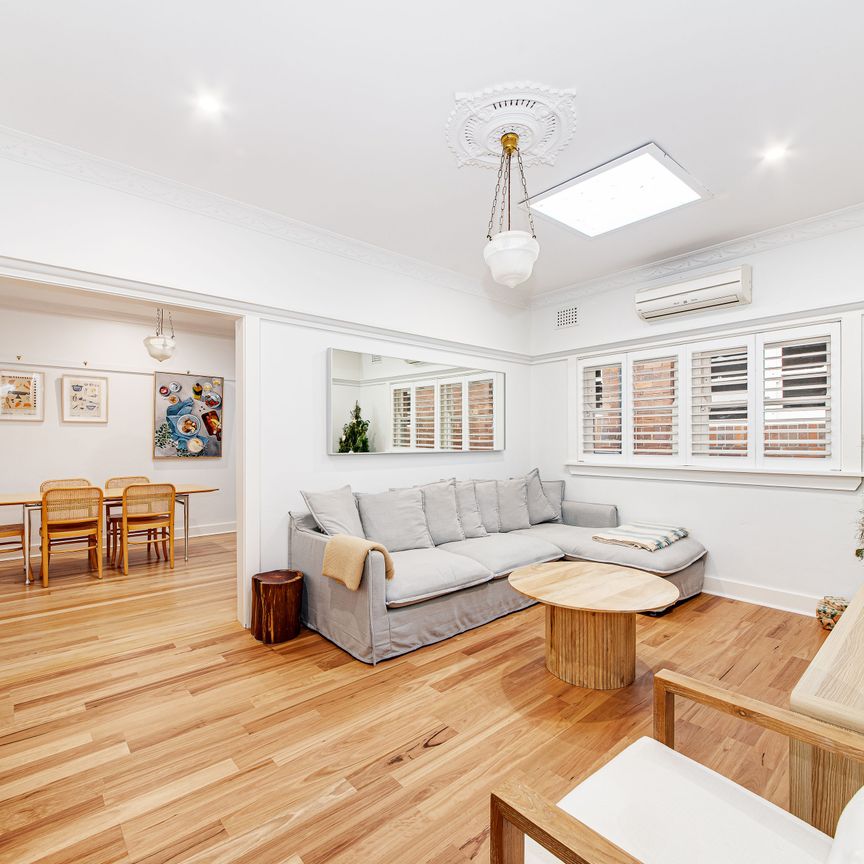 Beautiful Updated Art Deco Apartment - Photo 1