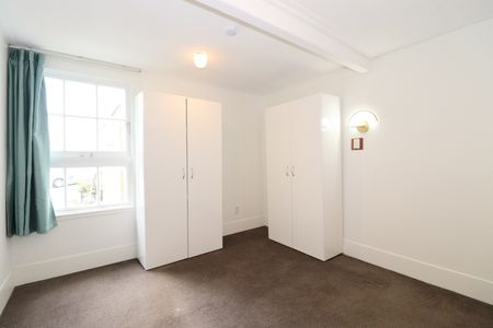 Newly Renovated 2-Bedroom House in Clevedon! - Photo 4