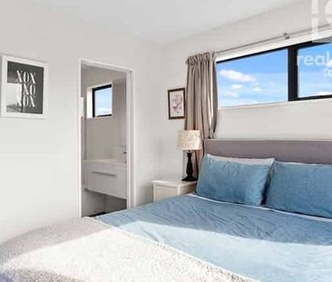 Spacious 3-Bedroom Stand alone Townhouse - Photo 2