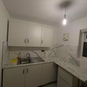 Studio Flat, Delacourt Road, M14 - Photo 2