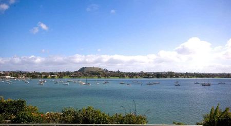 Large family home with pool in waterfront position - Photo 3