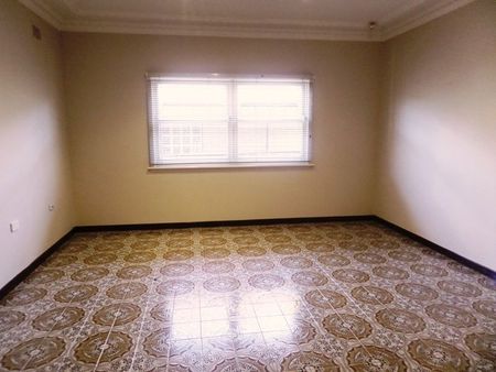 FANTASTIC THREE BEDROOM FAMILY HOME! - Photo 4