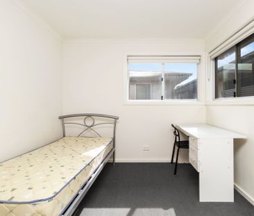 Modern & Low Maintenance Townhouse – Perfectly Positioned! - Photo 4