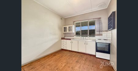 Cozy 2 Bedroom Home in Royal Park! - Photo 5