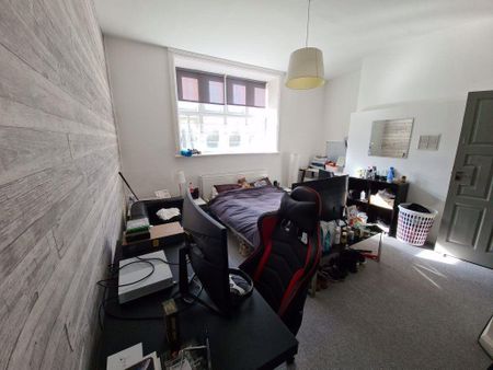 3 bedroom flat to rent - Photo 4