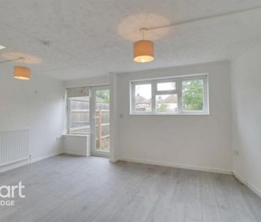 4 bedroom semi-detached house to rent - Photo 2